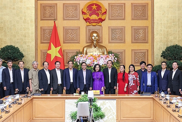 Thủ tướng Phạm Minh Chính và các đồng chí trong Trung ương Hội Người cao tuổi Việt Nam - Ảnh: VGP/Nhật Bắc
