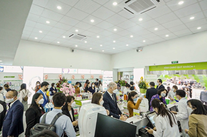 Khách hàng mua sắm tấp nập tại Cửa hàng B&H Essentials 19-21 Đinh Tiên Hoàng