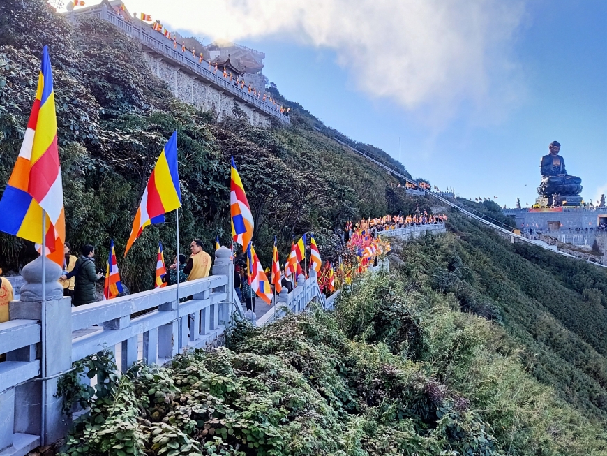 Đầu tháng 4 đến đỉnh thiêng Fansipan thực hành tín ngưỡng thờ Mẫu