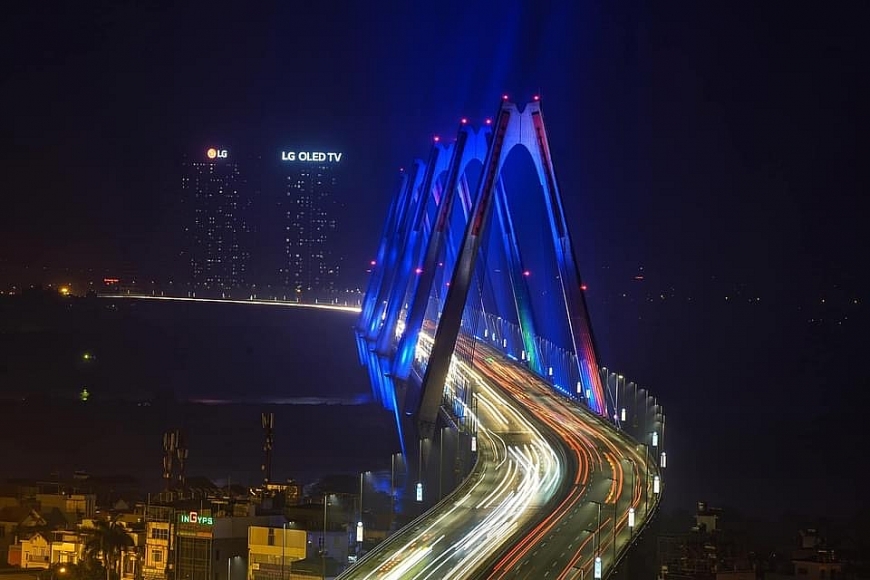 Cầu Nhật Tân thắp đèn xanh lơ. Tác giả Linh Giang