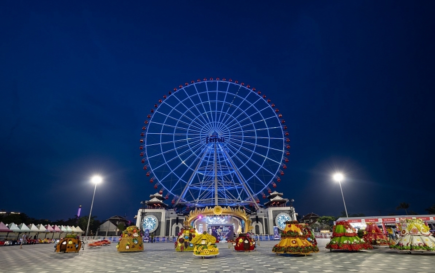 Vòng quay Sun Wheel tại Công viên Châu Á - Đà Nẵng thắp đèn xanh lơ