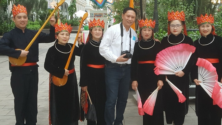        Các nghệ nhân hát Then, đàn tính huyện Bình Liêu chuẩn bị cho đêm “Hội Xuân Di sản” với chủ đề Kỳ vĩ biên cương