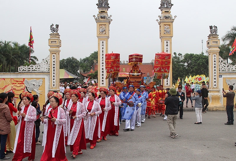    Lễ rước Đức Thánh Trần trong Lễ hội chiến thắng Bạch Đằng  (thị xã Quảng Yên)