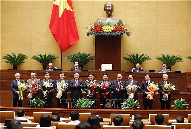  Chủ tịch Quốc hội Vương Đình Huệ, Chủ tịch nước Nguyễn Xuân Phúc tặng hoa cho Phó Thủ tướng Trịnh Đình Dũng, các bộ trưởng và thành viên Chính phủ; các Phó Chủ tịch và Ủy viên Hội đồng Bầu cử quốc gia, Phó Chủ tịch và một số Ủy viên Hội đồng Quốc phòng và An ninh, vừa miễn nhiệm. Ảnh: Dương Giang/TTXVN