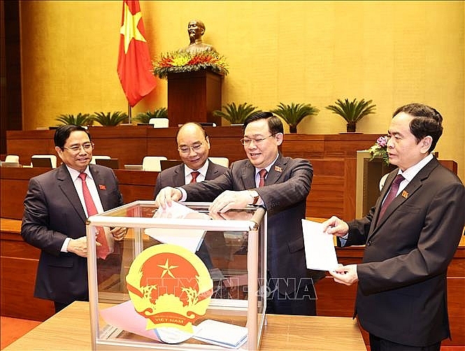 Các đồng chí lãnh đạo Đảng, Nhà nước bỏ phiếu miễn nhiệm một số Phó Thủ tướng Chính phủ, một số Bộ trưởng và thành viên khác của Chính phủ. Ảnh: Trọng Đức/TTXVN