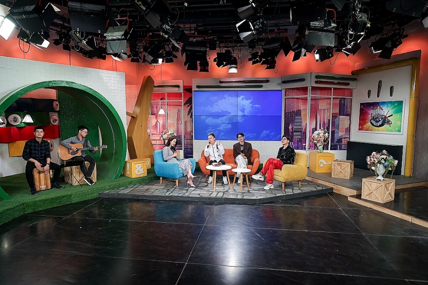 Khách mời bữa trưa vui vẻ