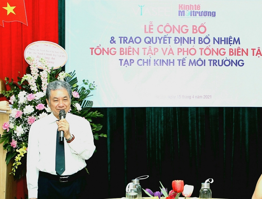 PGS.TS Trương Mạnh Tiến, Ủy viên Đoàn Chủ tịch VUSTA, Chủ tịch TW Hội Kinh tế Môi trường Việt Nam bày tỏ sự kỳ vọng đối với tân Tổng Biên tập và Phó Tổng biên tập Tạp chí Kinh tế Môi trường. 