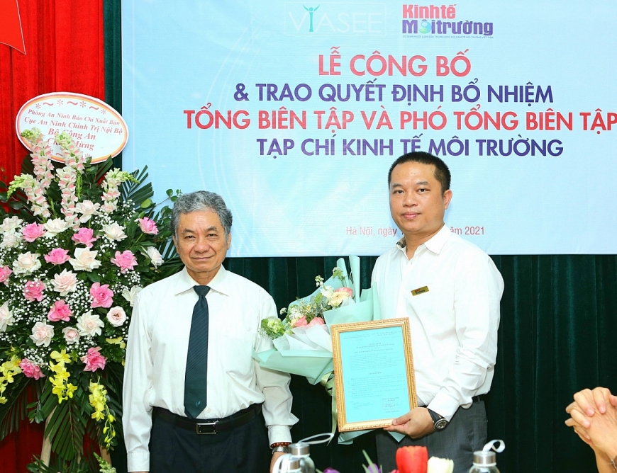 PGS.TS Trương Mạnh Tiến, Ủy viên Đoàn Chủ tịch VUSTA, Chủ tịch TW Hội Kinh tế Môi trường trao quyết định bổ nhiệm Tổng Biên tập đối với Thạc sỹ, Nhà báo Phan Chí Hiếu. 