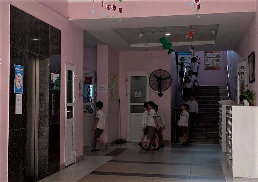 Sáng 16.4, sau khi tới trường, một số học sinh tiếp tục có biểu hiện mệt mỏi, đau bụng. Ảnh: TG