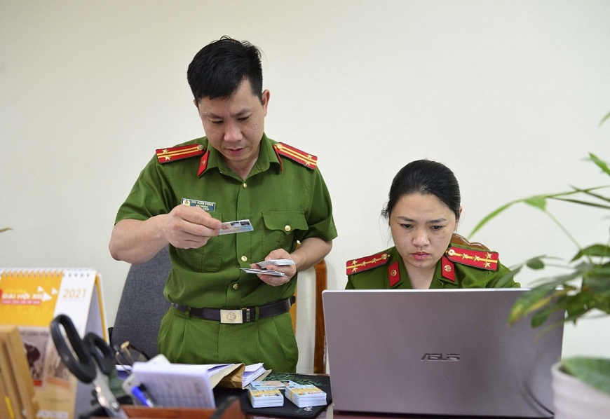 Công an tỉnh Điện Biên cấp căn cước công dân gắn chip điện tử cho người dân. Ảnh: Xuân Tư/TTXVN