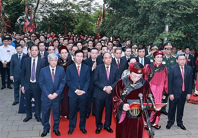 Chủ tịch nước Nguyễn Xuân Phúc dâng hương tưởng niệm các Vua Hùng