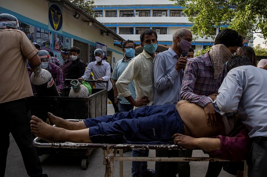 Một người đàn ông mắc COVID-19 đã tử vong bên ngoài Bệnh viện Guru Teg Bahadur, New Delhi, Ấn Độ, hôm 23/4. Ảnh: Reuters