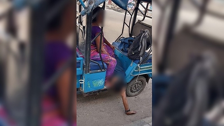Người phụ nữ buộc phải vận chuyển thi thể con trai quá cố của mình trên xe ba bánh sau khi không gọi được xe cấp cứu. Ảnh: India Today 
