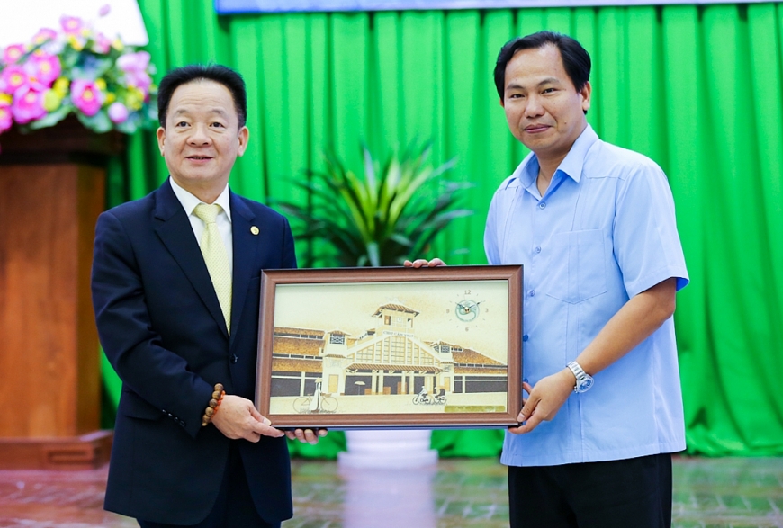 Ông Lê Quang Mạnh, Ủy viên BCH Trung ương Đảng, Bí thư Thành ủy Cần Thơ tặng quà lưu niệm cho ông Đỗ Quang Hiển, Chủ tịch Tập đoàn T&T Group nhân dịp 2 bên ký thỏa thuận hợp tác chiến lược Ông Lê Quang Mạnh, Ủy viên BCH Trung ương Đảng, Bí thư Thành ủy Cần Thơ tặng quà lưu niệm cho ông Đỗ Quang Hiển, Chủ tịch Tập đoàn T&T Group nhân dịp 2 bên ký thỏa thuận hợp tác chiến lược
