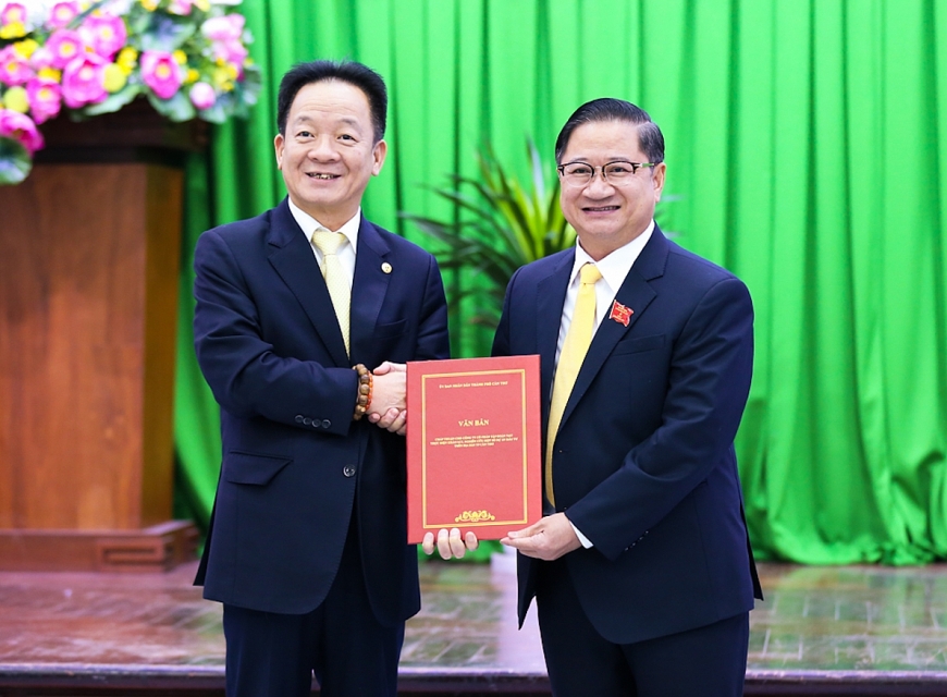 Ông Trần Việt Trường, Chủ tịch UBND TP Cần Thơ (bên phải) trao văn bản chấp thuận chủ trương nghiên cứu đầu tư một số dự án trên địa bàn cho ông Đỗ Quang Hiển, Chủ tịch Tập đoàn T&T Group Ông Trần Việt Trường, Chủ tịch UBND TP Cần Thơ (bên phải) trao văn bản chấp thuận chủ trương nghiên cứu đầu tư một số dự án trên địa bàn cho ông Đỗ Quang Hiển, Chủ tịch Tập đoàn T&T Group