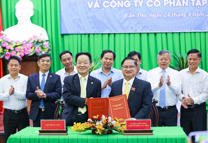 Ông Trần Việt Trường, Chủ tịch UBND TP Cần Thơ (bên phải) và ông Đỗ Quang Hiển, Chủ tịch Tập đoàn T&T Group ký thỏa thuận hợp tác chiến lược. Ông Trần Việt Trường, Chủ tịch UBND TP Cần Thơ (bên phải) và ông Đỗ Quang Hiển, Chủ tịch Tập đoàn T&T Group ký thỏa thuận hợp tác chiến lược.
