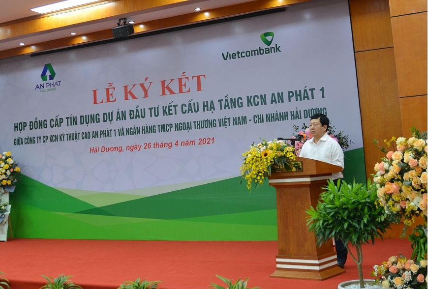 . Ông Nguyễn Xuân Cao Cường - Giám đốc Vietcombank Hải Dương (hàng đầu, bên trái) và ông Phạm Văn Tuấn – CT HĐQT kiêm TGĐ CTCP KCN Kỹ thuật cao An Phát 1 ký kết hợp đồng tín dụng trước sự chứng kiến của lãnh đạo tỉnh Hải Dương, lãnh đạo Vietcombank và lãnh đạo tập đoàn An Phát . Ông Nguyễn Xuân Cao Cường - Giám đốc Vietcombank Hải Dương (hàng đầu, bên trái) và ông Phạm Văn Tuấn – CT HĐQT kiêm TGĐ CTCP KCN Kỹ thuật cao An Phát 1 ký kết hợp đồng tín dụng trước sự chứng kiến của lãnh đạo tỉnh Hải Dương, lãnh đạo Vietcombank và lãnh đạo tập đoàn An Phát