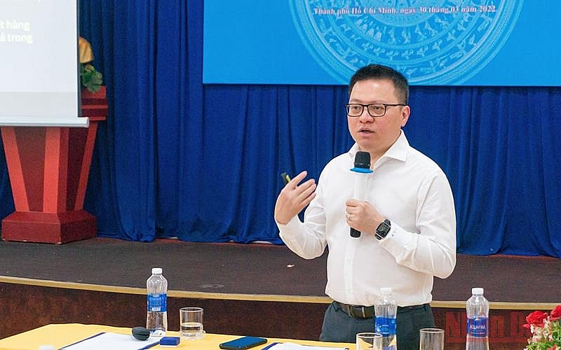 Đồng chí Lê Quốc Minh báo cáo chuyên đề về “Chuyển đổi số trong báo chí”.