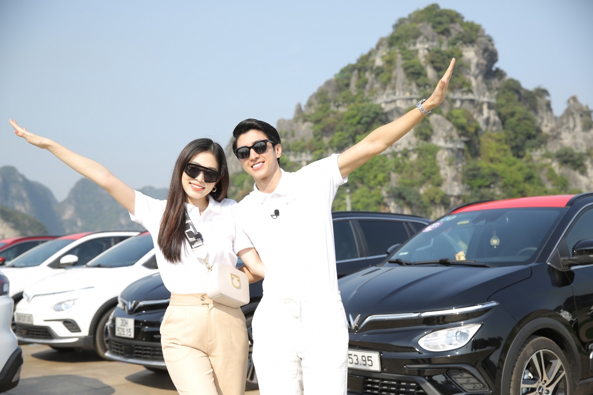 Dàn sao Việt phấn khích với caravan ô tô điện kỷ lục Việt Nam