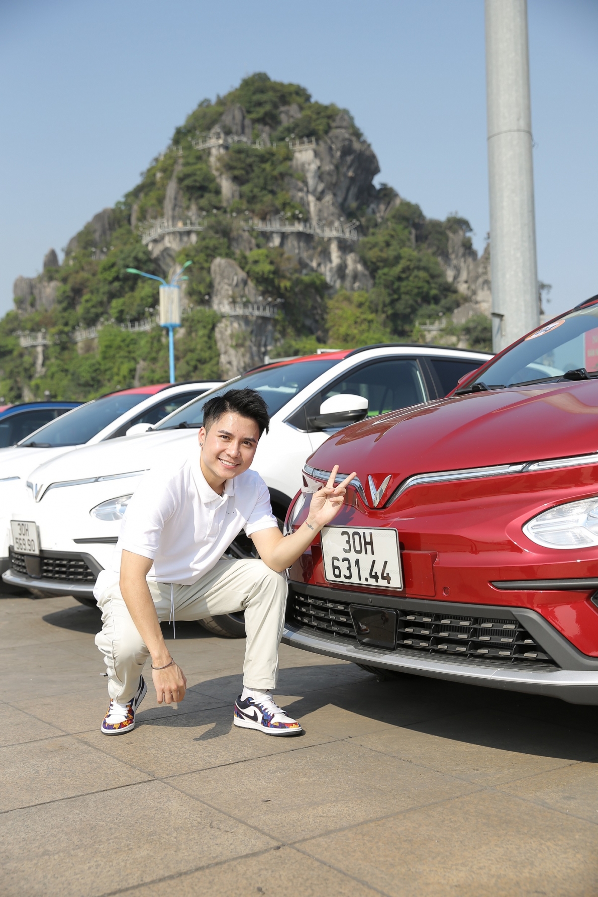 Dàn sao Việt phấn khích với caravan ô tô điện kỷ lục Việt Nam