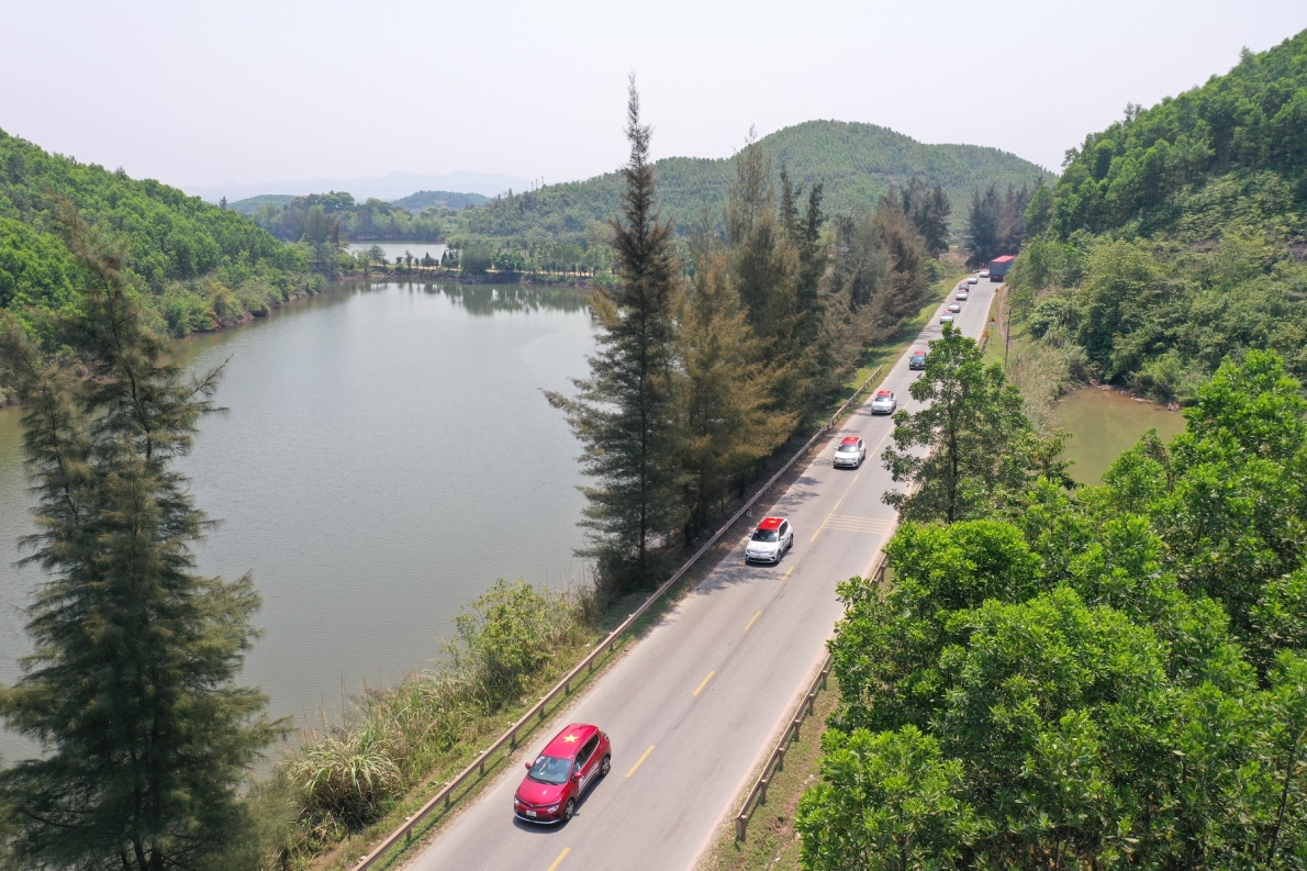 Dàn sao Việt phấn khích với caravan ô tô điện kỷ lục Việt Nam