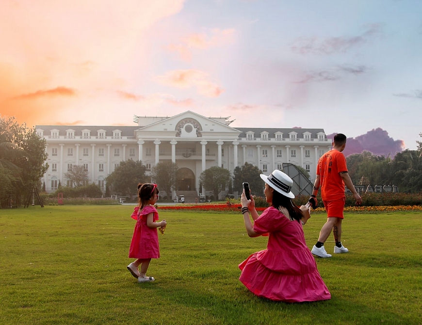 FLC Vĩnh Phúc được nhiều gia đình lựa chọn bởi thiên nhiên tươi mát, khung cảnh nên thơ và hệ tiện ích đa dạng từ bể bơi, spa cho tới sân tập golf. Ảnh: FLC Vĩnh Phúc