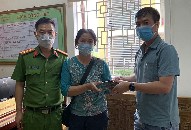  Tiến hành bàn giao số tiền 250 triệu đồng cho các bên liên quan.