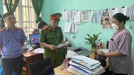 Cơ quan chức năng thực hiện lệnh bắt đối tượng.