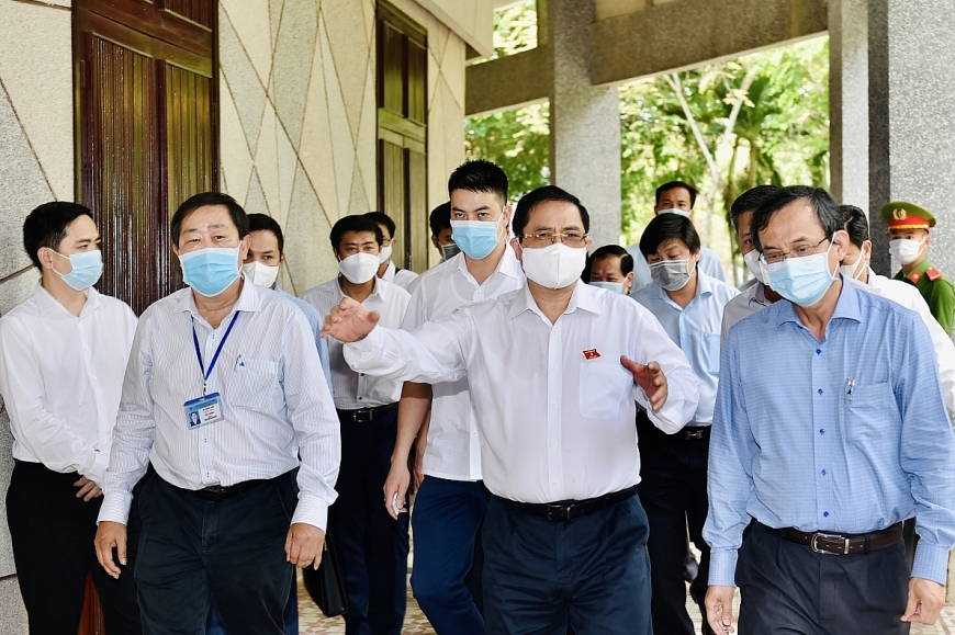 Thủ tướng Phạm Minh Chính trao đổi với lãnh đạo Đại học Cần Thơ tại buổi tiếp xúc cử tri sáng 8/5. Ảnh: VGP/Nhật Bắc