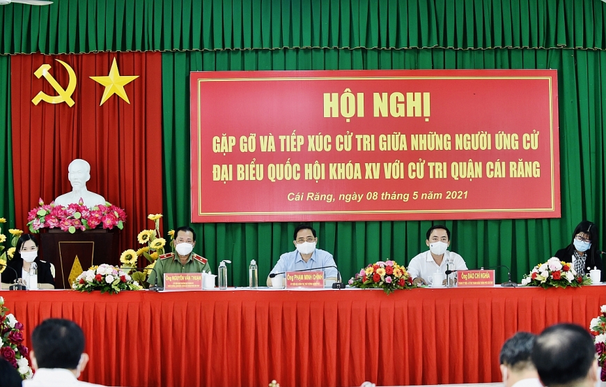 Thủ tướng Phạm Minh Chính lắng nghe tâm tư nguyện vọng của cử tri quận Cái Răng. Ảnh: VGP/Nhật Bắc