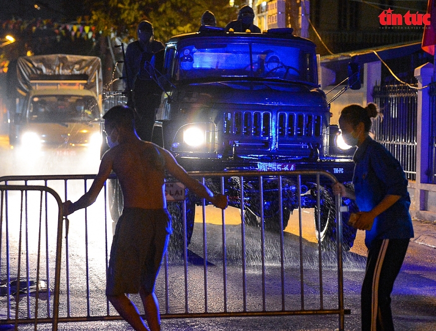 Phun khử khuẩn xã Kim Sơn (Gia Lâm, Hà Nội). Ảnh: Trung Nguyên.