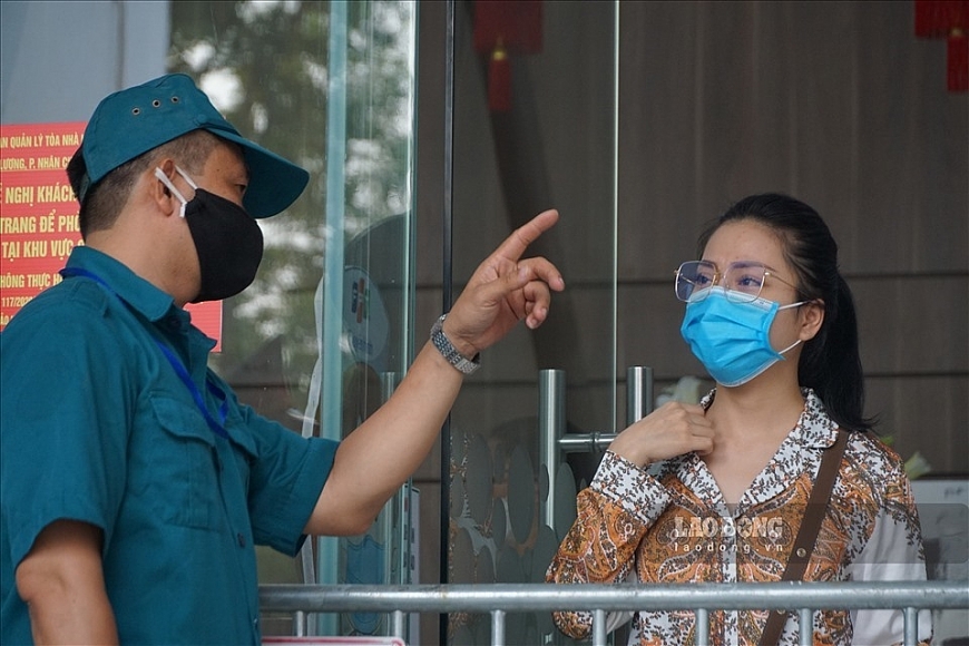 Chiều 12.5, Hà Nội khẩn cấp cách ly y tế tòa nhà Center Point Lê Văn Lương - nơi ở của 2 ca mắc COVID-19. Ảnh: Tùng Giang- Hà Phương