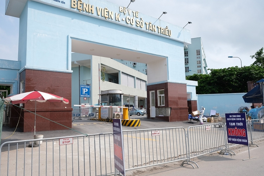 Hàng rào được dựng trước cửa Bệnh viện K Cơ sở 3 tại số 30, đường Cầu Bươu, xã Tân Triều, huyện Thanh Trì, Hà Nội, chiều 18/5.