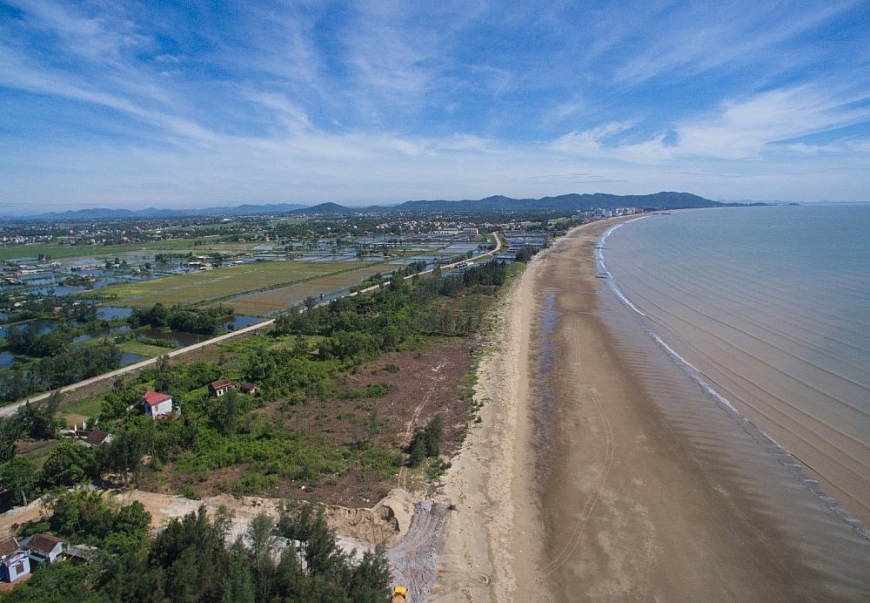 Bãi biển Linh Trường quyến rũ hoang sơ