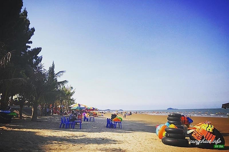 Dịch vụ tại bãi biển còn thưa thớt, nhỏ lẻ (Ảnh: CungPhuot)