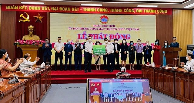 Đại diện Ban lãnh đạo Vietcombank, đồng chí Phạm Quang Dũng - Ủy viên BCH Đảng bộ Khối DNTW, Phó Bí thư Đảng ủy, Tổng giám đốc (bên trái) trao kinh phí ủng hộ phòng chống dịch COVID-19 cho đại diện Ủy ban Trung ương MTTQ Việt Nam