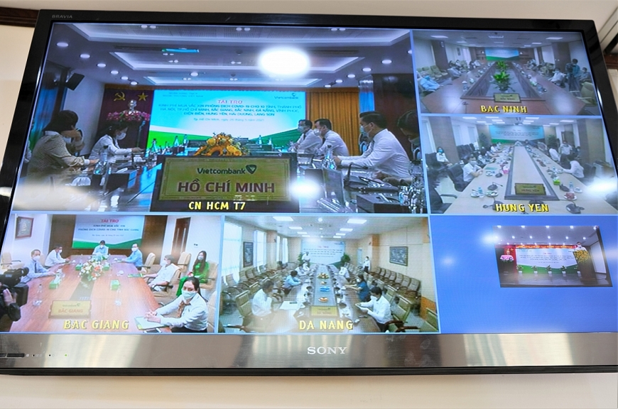 Lễ trao tài trợ kinh phí mua vắc xin phòng COVID-19 cho các tỉnh thành phố được Vietcombank tổ chức trực tuyến tại điểm cầu chính Trụ sở chính và điểm cầu các chi nhánh TP.  Hồ Chí Minh, Đà Nẵng, Bắc Ninh, Bắc Giang và Hưng Yên