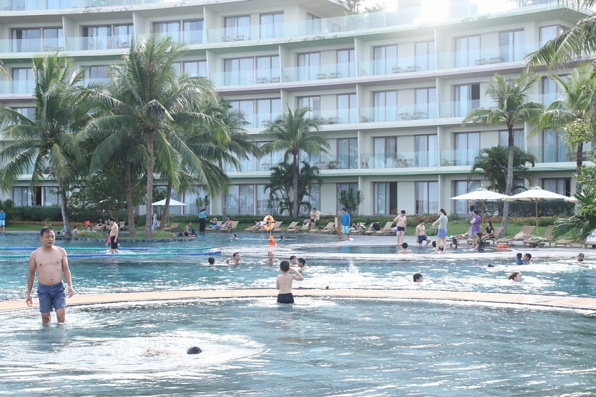 Sầm Sơn dịp 30/4: bãi biển kín người, resort 5 sao nhộn nhịp check-in
