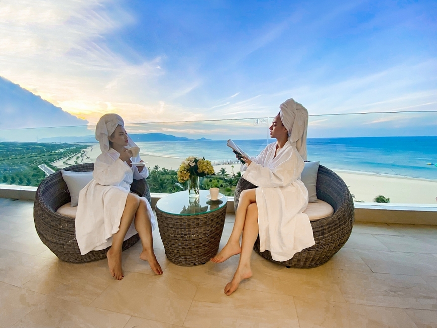 Những góc ban công rộng mở, khoáng đạt của cả 2 tòa khách sạn là nơi bạn có thể thư giãn thưởng trà, lắng nghe tiếng sóng vỗ ngoài xa (Ảnh: FLC Quy Nhơn)