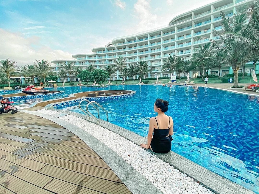  Đến FLC Quy Nhơn, bạn cũng đừng bỏ qua những bể bơi ngoài trời trải dài hàng km. Tại đây bạn vừa được đắm mình trong làn nước mát lành và tận hưởng ánh nắng ngọt ngào của vùng biển ấm, vừa thưởng thức những ly cocktail đậm chất nhiệt đới hoặc nô đùa cùng bè bạn trong những trò chơi nước sôi động. Tranh thủ bắt ngay một góc máy panorama thu trọn kiến trúc độc đáo của khu nghỉ dưỡng nhé (Ảnh: ryna_pham)