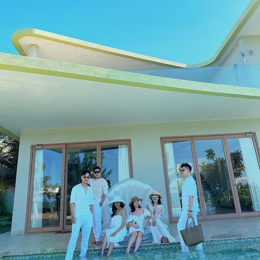 Nếu như khu khách sạn phù hợp cho những ai thích không khí náo nhiệt của những kỳ nghỉ mùa hè, thì các villa ven biển tại FLC Quy Nhơn lại là điểm đến phù hợp cho gia đình, nhóm bạn muốn tận hưởng không gian nghỉ dưỡng nhẹ nhàng, riêng tư. (Ảnh: uccana.authentic96)