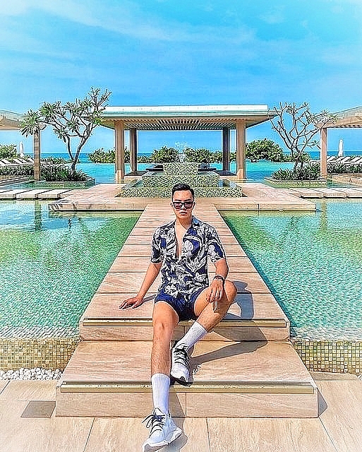 Mỗi căn villa sở hữu bể bơi riêng với sắc xanh ngọc đặc trưng, tiếp nối với màu xanh của biển trời tạo nên nước ảnh làm dịu cả cái nắng miền biển (Ảnh: Duy Anh Nguyen)