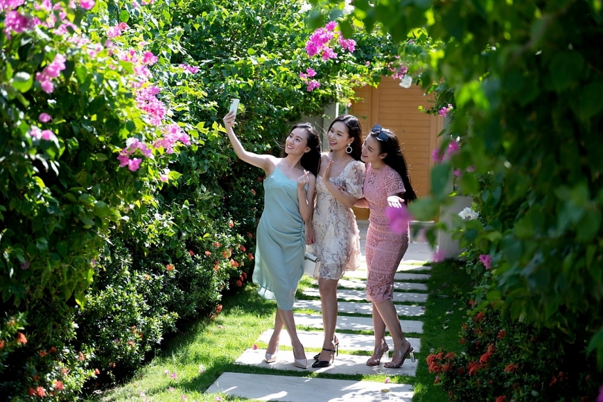 Ảnh 7: Không gian ngập tràn sắc xanh của cỏ cây, hoa lá rực rỡ tại đây đích thị là điểm đến không thể bỏ qua của những cô nàng đam mê check-in (Ảnh: FLC Quy Nhơn)