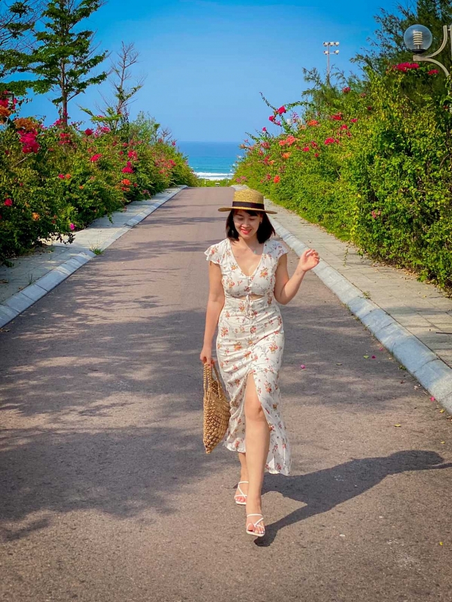 Khuôn viên rộng lớn giúp FLC Quy Nhơn mang đến không gian nghỉ dưỡng cực “chill” bên bờ biển cho du khách. Không chỉ dạo bộ chụp ảnh, đạp xe lang thang trên những cung đường ven biển lộng gió, ngắm đại dương mênh mang chỉ cách vài bước chân cũng là hoạt động được nhiều bạn trẻ yêu thích (Ảnh: Vu Minh Hue)
