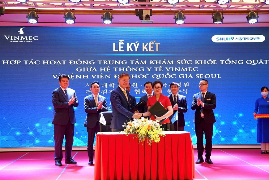 Bà Lê Thúy Anh – Tổng giám đốc Hệ thống Y tế Vinmec và Ông Kim Yon Su – Chủ tịch kiêm TGĐ Bệnh viện Đại học Bệnh viện Đại học Quốc gia Seoul đại diện 2 bên ký kết hợp tác dưới sự chứng kiến của Ngài Park Noh Wan – Đại sứ Hàn Quốc tại Việt Nam