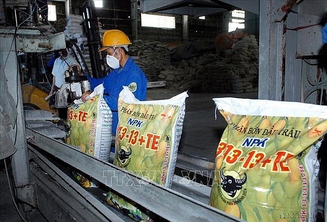 Dây chuyền đóng gói sản phẩm phân bón NPK tại Công ty Cổ phần Bình Điền - Quảng Trị. Ảnh: Danh Lam/TTXVN