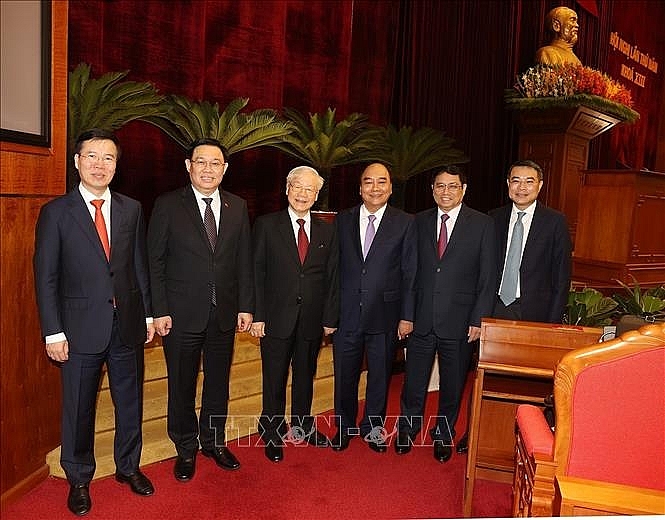 Tổng Bí thư Nguyễn Phú Trọng, Chủ tịch nước Nguyễn Xuân Phúc, Thủ tướng Phạm Minh Chính, Chủ tịch Quốc hội Vương Đình Huệ và Thường trực Ban Bí thư Võ Văn Thưởng cùng các đại biểu dự bế mạc Hội nghị. Tổng Bí thư Nguyễn Phú Trọng, Chủ tịch nước Nguyễn Xuân Phúc, Thủ tướng Phạm Minh Chính, Chủ tịch Quốc hội Vương Đình Huệ và Thường trực Ban Bí thư Võ Văn Thưởng cùng các đại biểu dự bế mạc Hội nghị.
