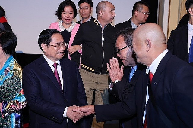 Thủ tướng mong muốn bà con kiều bào luôn khỏe mạnh, sinh sống, làm việc, học tập ổn định, kinh doanh phát triển, luôn tự hào, giữ gìn, phát huy và phát triển bản sắc văn hóa Việt Nam, hướng về quê hương đất nước - Ảnh: VGP/Nhật Bắc