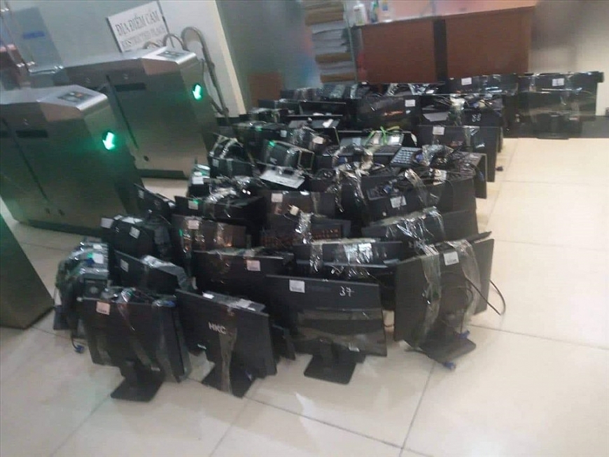 Một số tang vật liên quan đến vụ triệt phá đường dây tín dụng đen. Ảnh: T.An