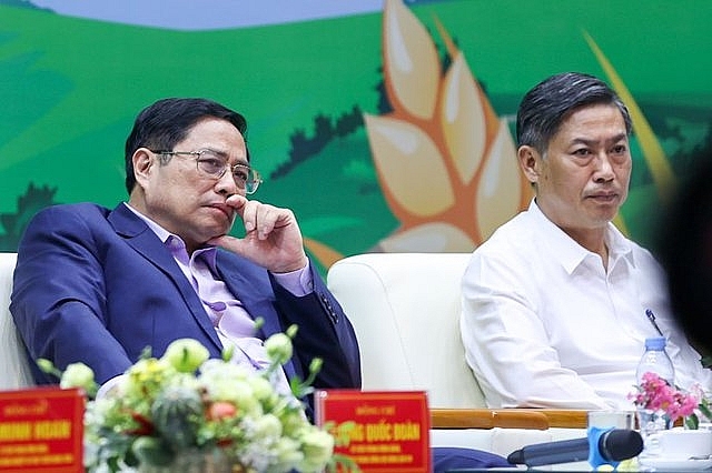 Thủ tướng lắng nghe câu hỏi của đại biểu nông dân nêu tại đối thoại - Ảnh: VGP/Nhật Bắc